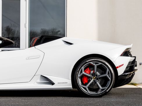 Used 2024 Lamborghini Huracan EVO image 13