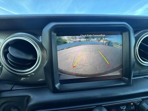 Used 2023 Jeep Wrangler Unlimited Sahara AWD/4WD image 16