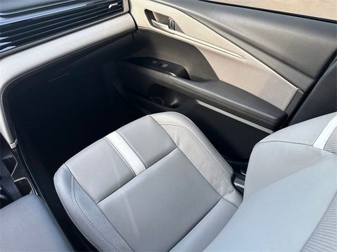 Used 2025 Toyota Camry SE image 16