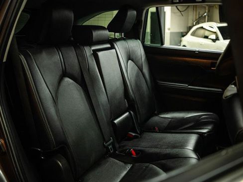 Used 2024 Toyota Highlander Limited AWD/4WD image 13