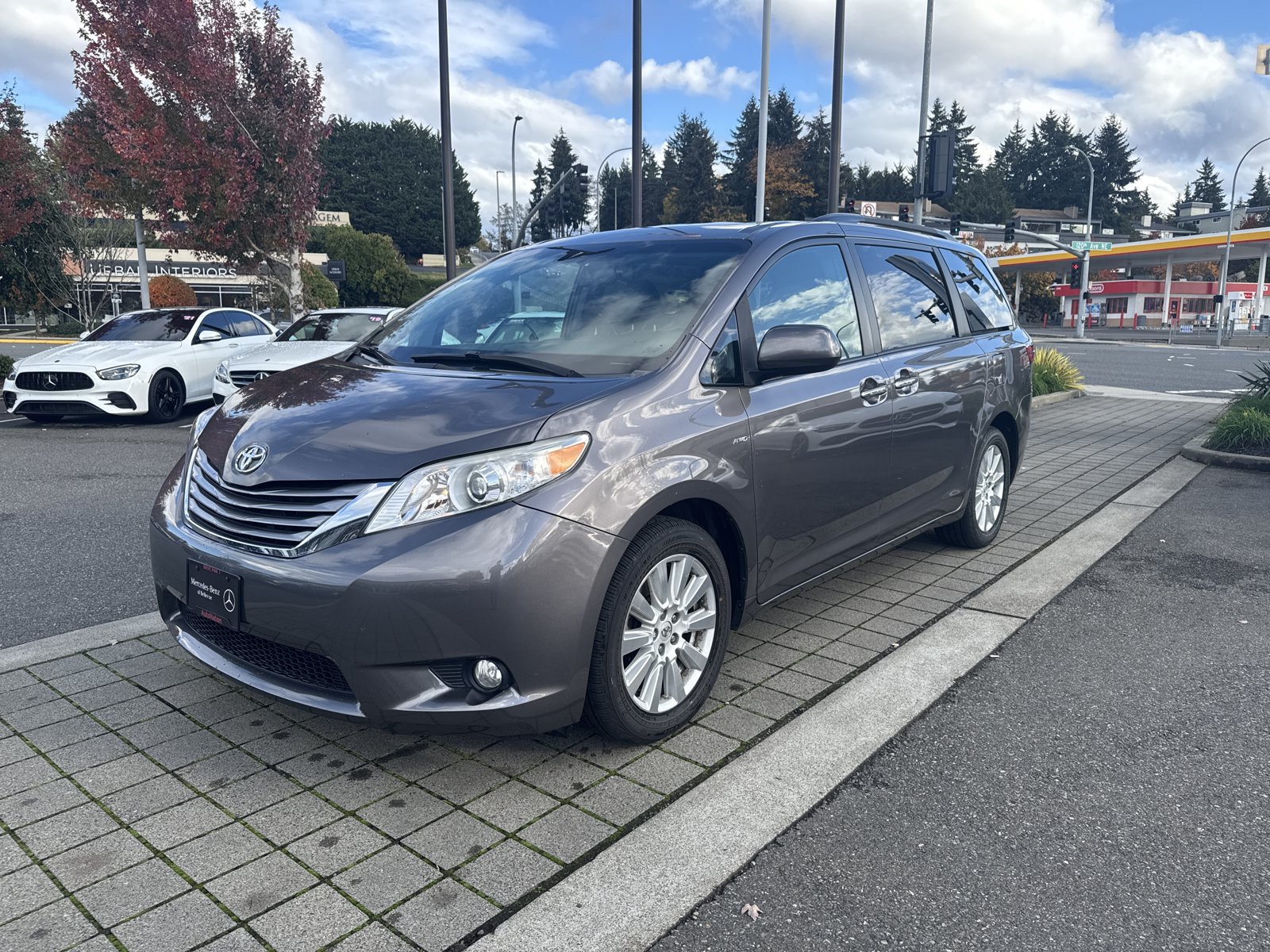 Used 2017 Toyota Sienna XLE w/ XLE Navigation Package AWD/4WD image 1