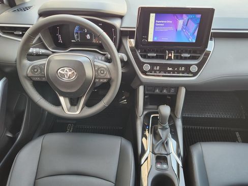 Used 2025 Toyota Corolla Cross XLE w/ Convenience Package FWD image 27