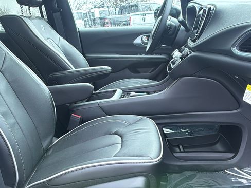 New 2026 Chrysler Pacifica Limited w/ Uconnect Theater Family Group image 11