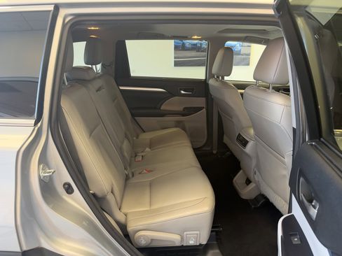 Used 2017 Toyota Highlander SE image 30