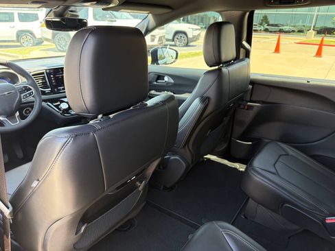 New 2026 Chrysler Pacifica Select FWD image 15