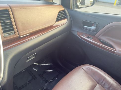 Used 2017 Toyota Sienna Limited Premium image 12