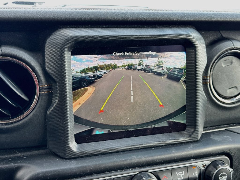 Used 2023 Jeep Wrangler Unlimited Sahara AWD/4WD image 19