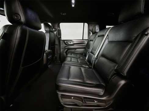 Used 2024 Chevrolet Suburban LS RWD image 12