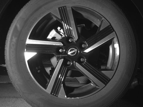 Used 2025 Nissan Sentra SV FWD image 15