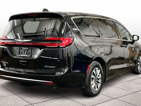 Used 2023 Chrysler Pacifica Touring-L image 11
