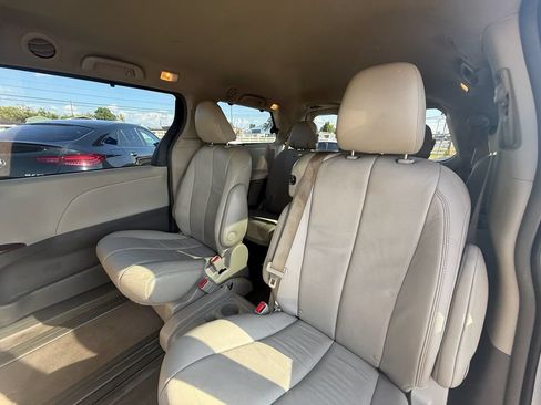 Used 2014 Toyota Sienna XLE FWD image 19