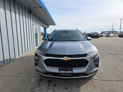 Used 2026 Chevrolet Trax LT w/ LT Convenience Package FWD image 3