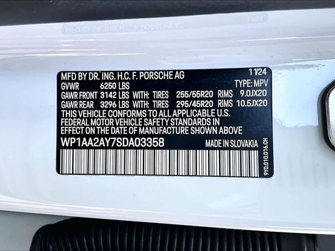 Used 2025 Porsche Cayenne image 34