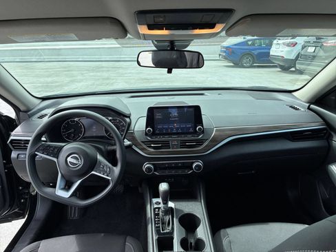 Used 2025 Nissan Altima 2.5 SV FWD image 32