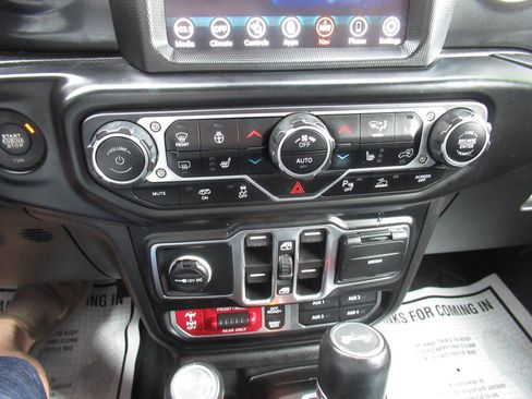 Used 2023 Jeep Wrangler Unlimited Rubicon 392 AWD/4WD image 32
