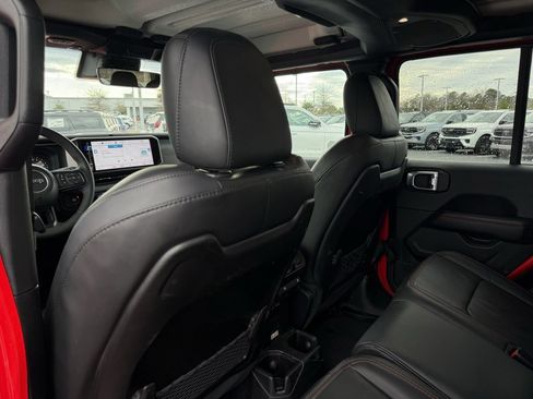 Used 2024 Jeep Gladiator Rubicon w/ Technology Group image 25