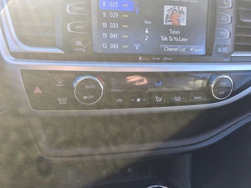 Certified 2016 Toyota Highlander Limited Platinum image 24