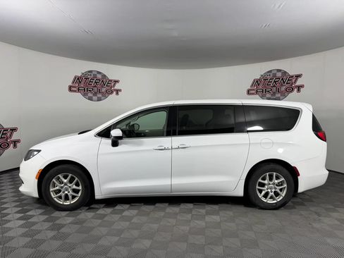 Used 2022 Chrysler Voyager LX FWD image 4