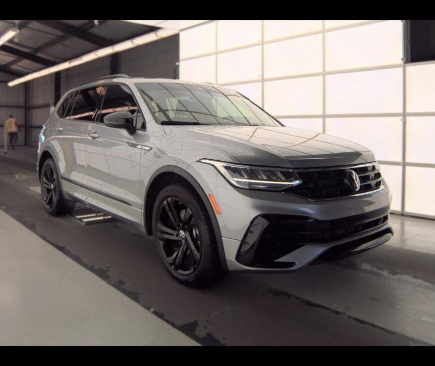 Used 2024 Volkswagen Tiguan SE R-Line FWD image 1