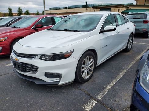 Used 2018 Chevrolet Malibu LT FWD image 2