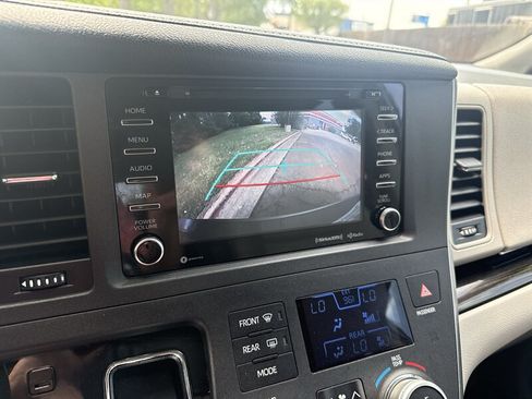 Used 2018 Toyota Sienna XLE w/ XLE Navigation Package AWD/4WD image 19