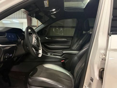 Used 2023 Jeep Grand Cherokee Altitude AWD/4WD image 12