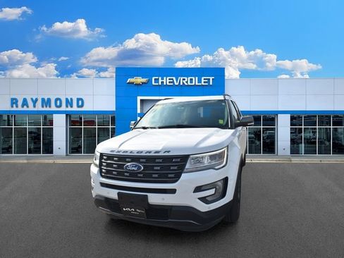 Used 2017 Ford Explorer XLT w/ Equipment Group 202A AWD/4WD image 7