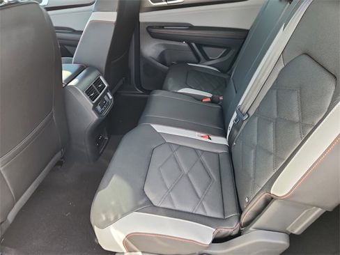 New 2026 Volkswagen Atlas Peak Edition image 8