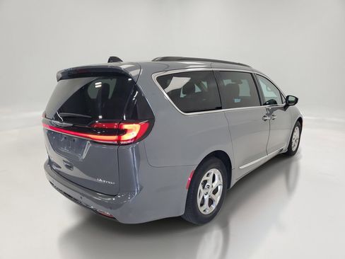 Used 2023 Chrysler Pacifica Limited image 5