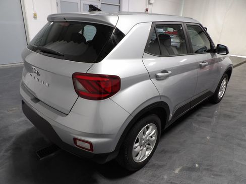 Used 2021 Hyundai Venue SE FWD image 4
