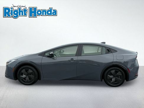 Used 2024 Toyota Prius LE FWD image 3
