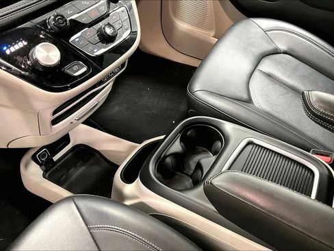 Used 2024 Chrysler Pacifica Limited FWD image 16