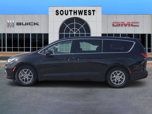 Used 2023 Chrysler Pacifica Touring-L FWD image 3