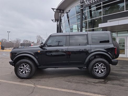 Used 2023 Ford Bronco Badlands image 2