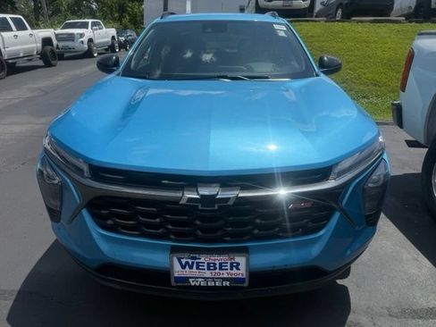 Used 2025 Chevrolet Trax RS w/ Sunroof Package FWD image 2