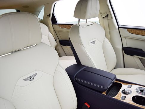 Used 2024 Bentley Bentayga AWD/4WD image 31