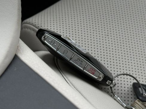 Used 2025 Genesis G70 2.5T image 23