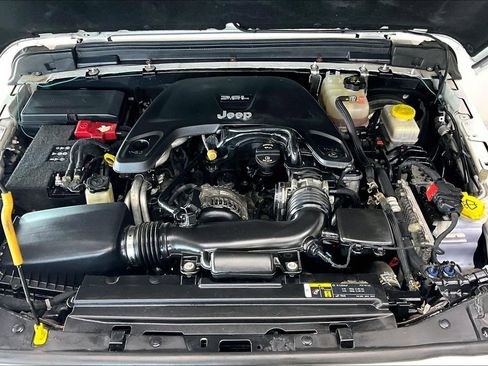 Used 2019 Jeep Wrangler Unlimited Sahara w/ Uconnect 4C Nav & Sound Group AWD/4WD image 28