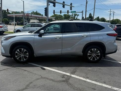 Used 2021 Toyota Highlander XLE AWD/4WD image 9