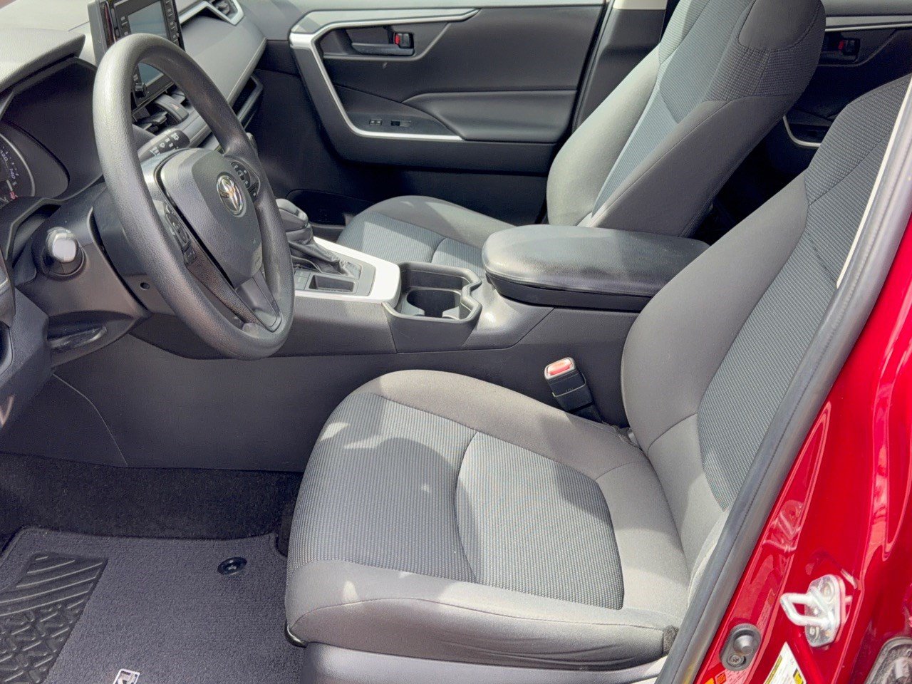Used 2020 Toyota RAV4 LE FWD image 5