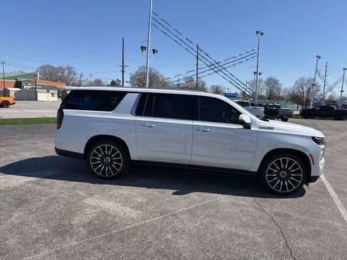 Used 2025 Chevrolet Suburban High Country AWD/4WD image 18