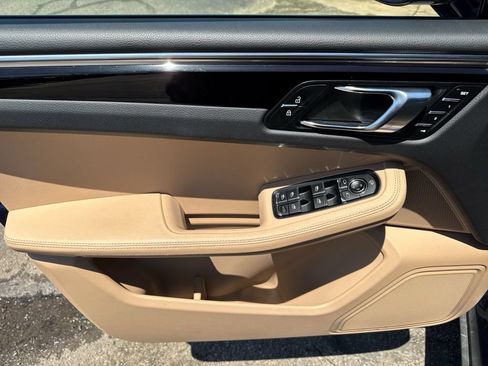Used 2024 Porsche Macan w/ Smoking Package AWD/4WD image 37