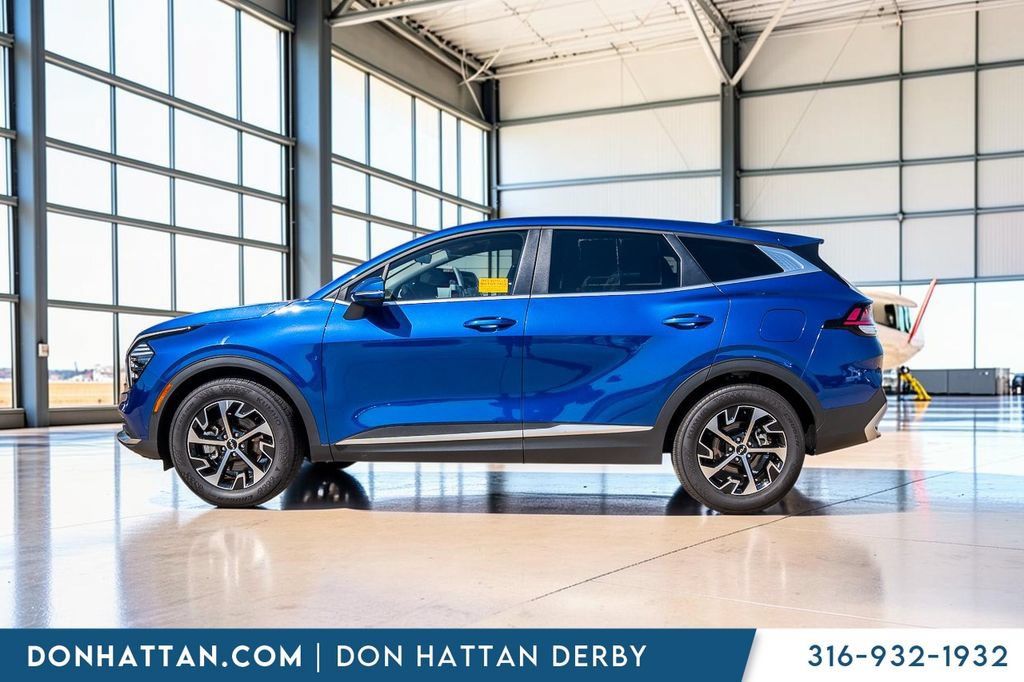 Used 2025 Kia Sportage EX FWD image 2