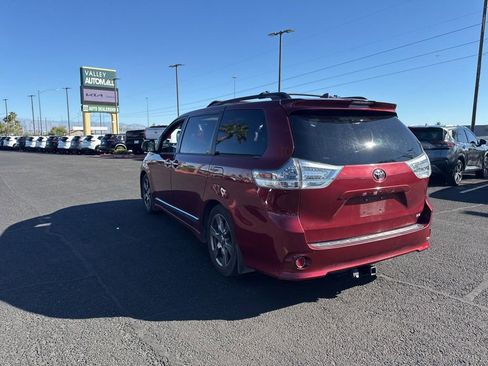Used 2018 Toyota Sienna SE Premium w/ Carpet Mat Package FWD image 11