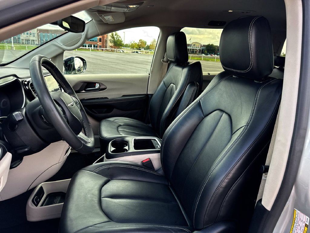 Used 2024 Chrysler Pacifica Touring-L FWD image 11