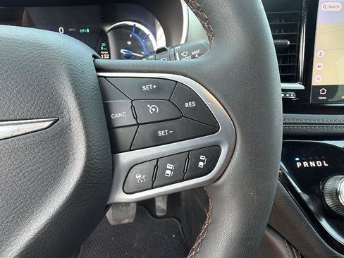 Used 2025 Chrysler Pacifica Pinnacle FWD image 30