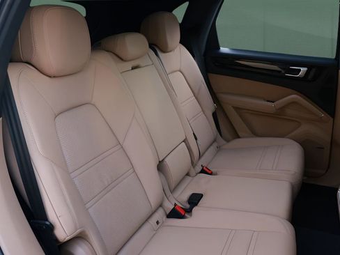 Used 2023 Porsche Cayenne AWD/4WD image 12