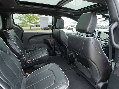 Used 2025 Chrysler Pacifica Limited FWD image 24