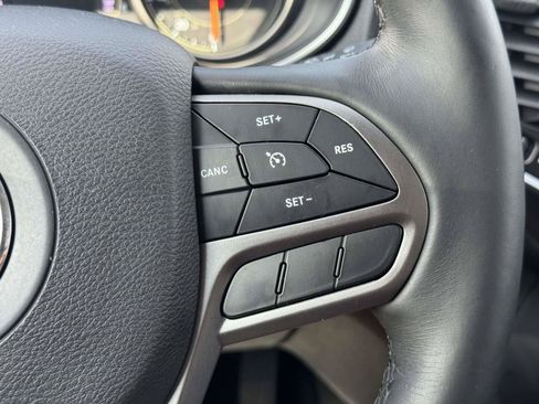 Used 2019 Jeep Cherokee Latitude Plus w/ Cold Weather Group AWD/4WD image 21