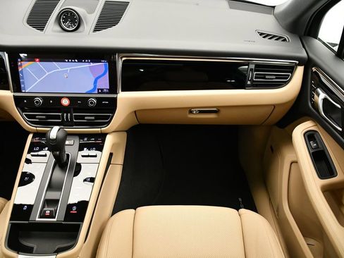 Certified 2025 Porsche Macan image 24